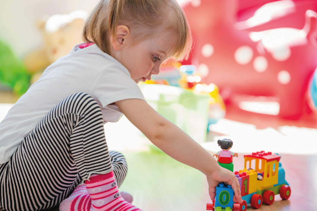 Niña de dos años jugando
