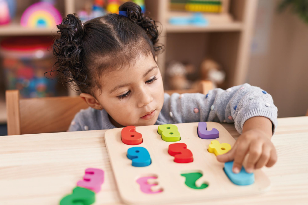 Niña de 3 años con números