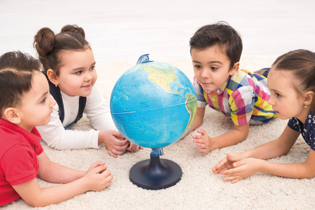 Niños de 5 años viendo el mundo