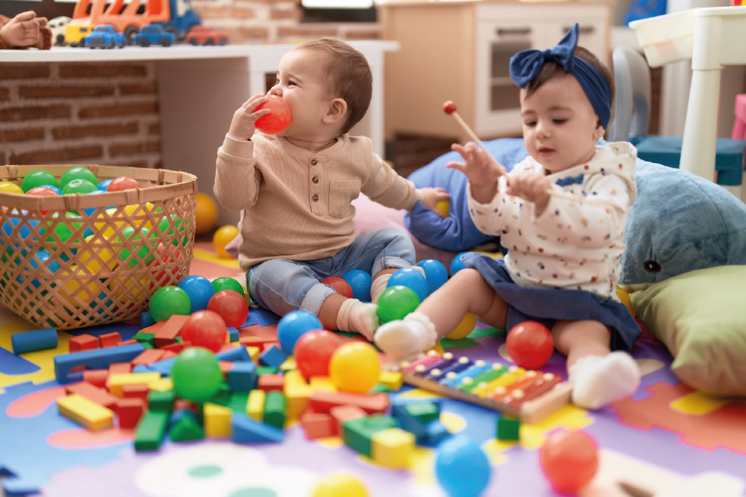 Niños de un año jugando