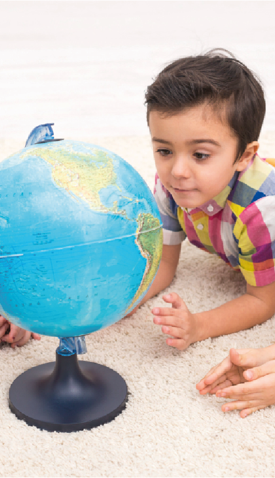 Niños de 5 años viendo el mundo