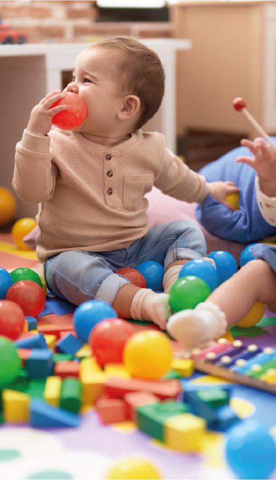 Niños de un año jugando