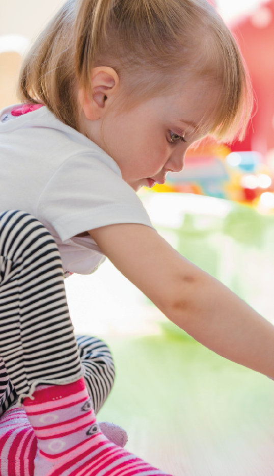 Niña de dos años jugando
