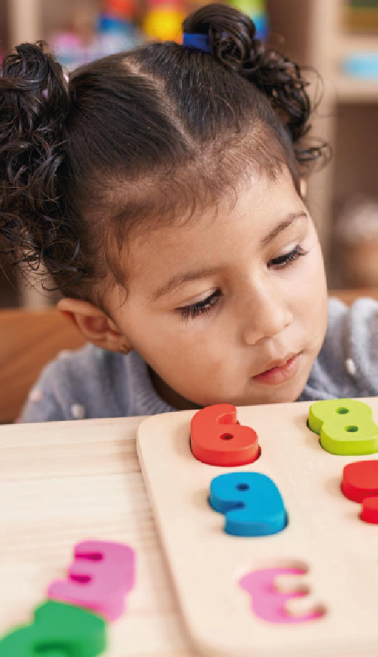 Niña de 3 años con números